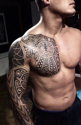  Tatouage maori, polynésien Sur la poitrine et sur l'intégralité du bras